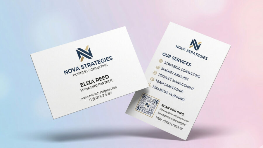 空間に浮かぶ2枚の名刺のモックアップ。1枚はシンプルな表面、もう1枚は箇条書きやQRコードなどが配置された情報量の多い裏面を表現しています。